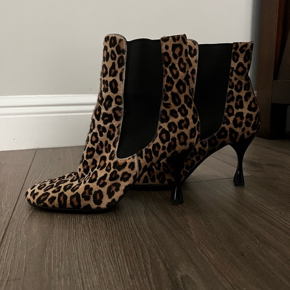 Dolce & Gabbana Shoes - Dolce and Gabbana sexy leopard 🐆 bootie heels!
